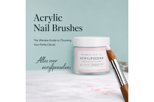 Acrylpenseel met acrylpoeder voor het zetten van acrylnagels