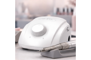 Professionele Marathon 3 nagelfrees met handstuk in salonomgeving