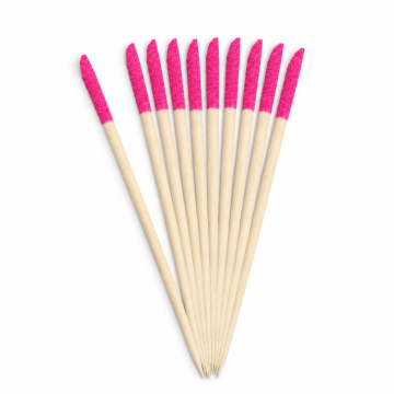 Tien exfoliating manicure sticks met ruwe roze kant op een witte achtergrond