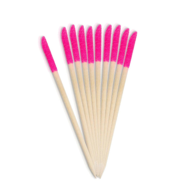 Exfoliating manicure sticks in een waaier op witte achtergrond
