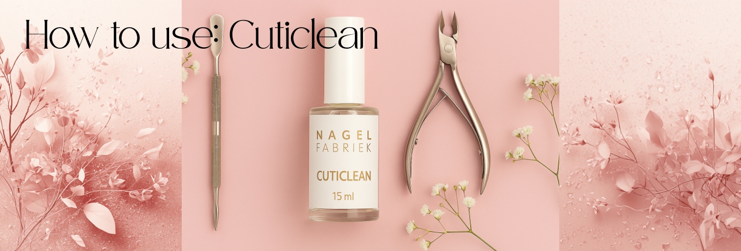 Cuticlean 15 ml flesje met bokkenpoot en cuticle nipper op roze achtergrond – Nagelfabriek