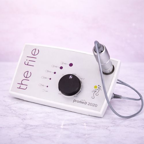 Nagel apparatuur zoals UV LED lampen en elektrische nageltools